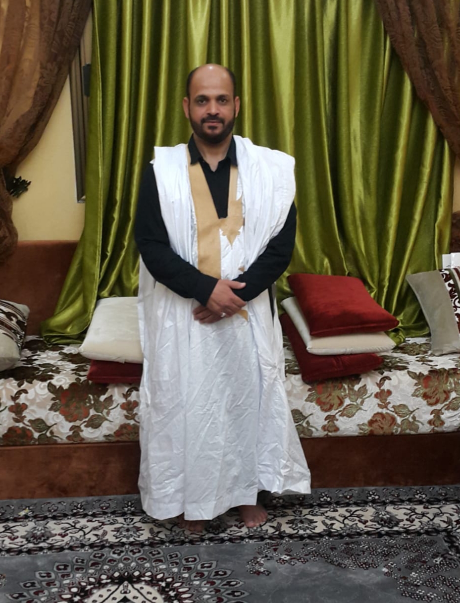 الشيخ محمد امبارك الهاجري  بالزي الموريتاني الأصيل 