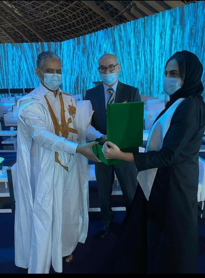 لحظة تكريم القنصل العام لموريتانيا بجدة السيد محمد ولد يبانه