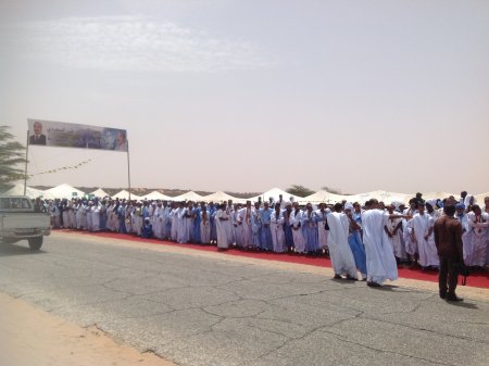 طوابير ممتدة في انتظام من طلاب ومريدي الشيخ علي الرضا لإستقبال الرئيس في قرية آمندور