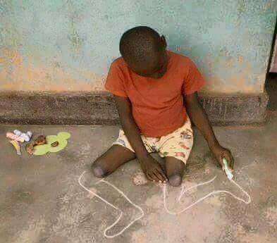 الطفل وهو يرسم من خياله ساقيين يكمل بهما جسمه