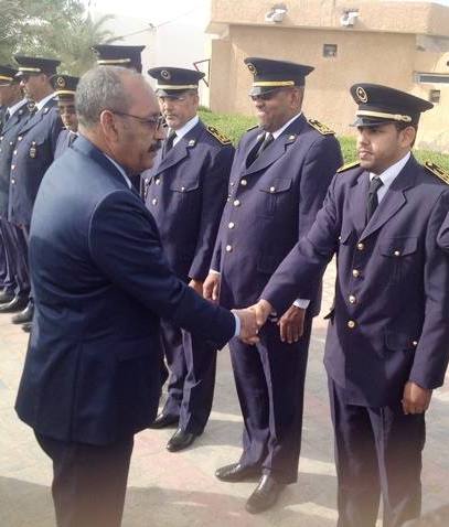 مفوض الشرطة  محمد باب ولد أحمد يور يؤدى التحية لوزير الداخلية 