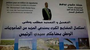 لافتة تحمل شعار حملة ؛جمع مليون توقيع من أجل مأموريات جديدة للرئيس ولد عبد العزيز؛