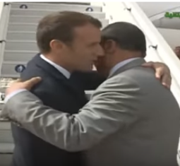 الرئيس الفرنسي لخظة إلقاءه الوصية في أذن الرئيس الموريتاني 