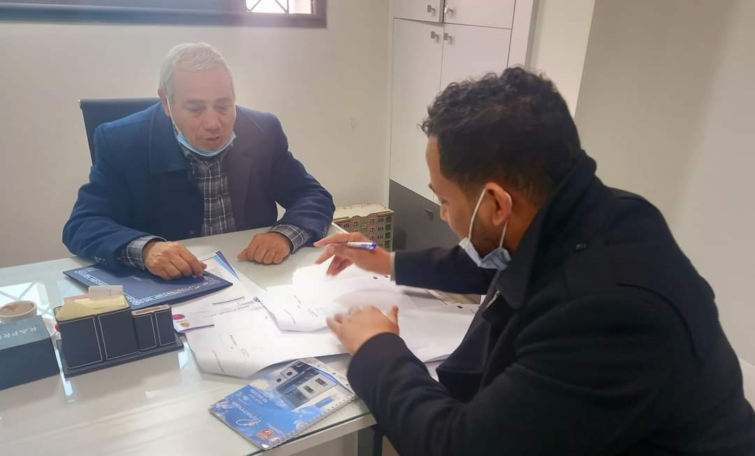 لحظة توقيع ابروتكول الاعتماد بين المدون أحمدو ولد النيه و الاستاذ الدكتور نجيب كمون 