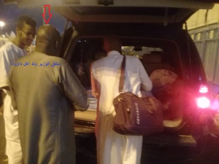سائق الوزير ولد أهل داوود وهو يبيع الطعام في سيارة السفارة