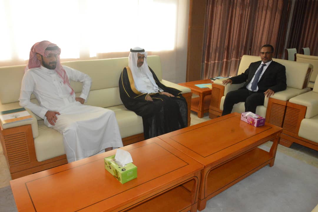 السفير و القنصل السعوديين أثناء استقبالهم من طرف رئيس اتحاد أرباب العمل الموريتاني