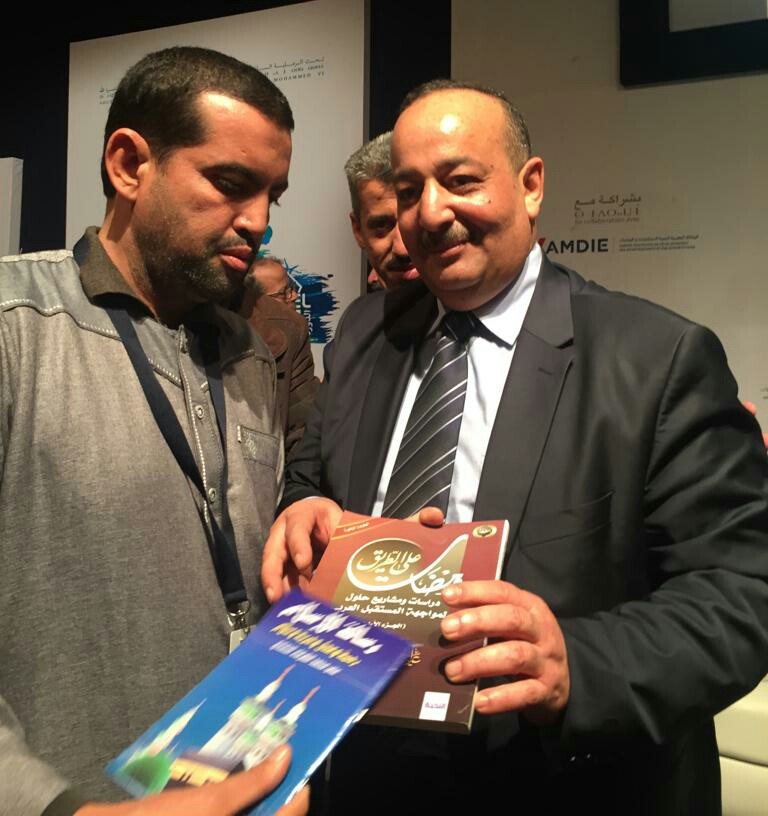 مندوب مؤسستي الموريتاني للتوزيع والنشر و رسالة السلام يسلم الوزير الاعرج  الكتب 