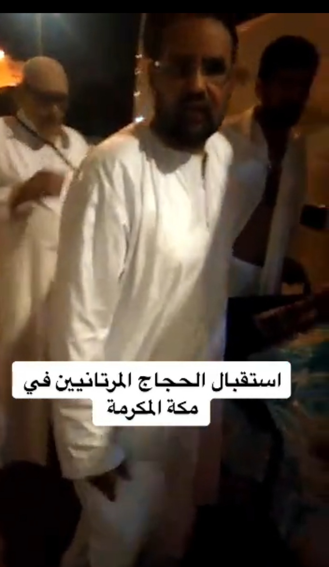 النائب ابو عبدالرحمن وهو يستقبلهم عند مدخل الفندق